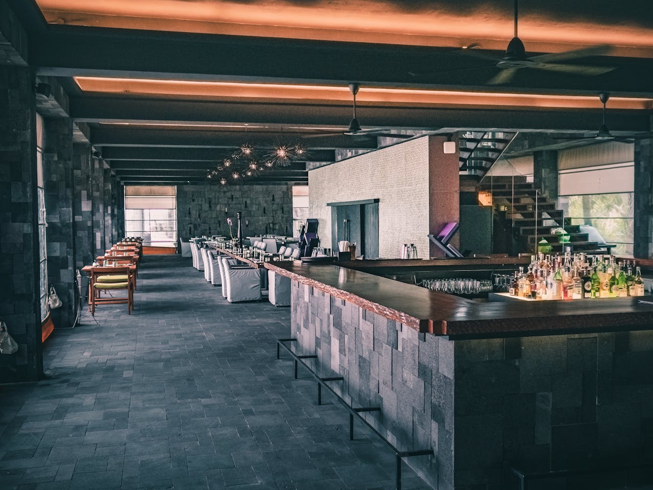 Elegant bar and lounge area with contemporary interior design, perfect for dining and relaxing.